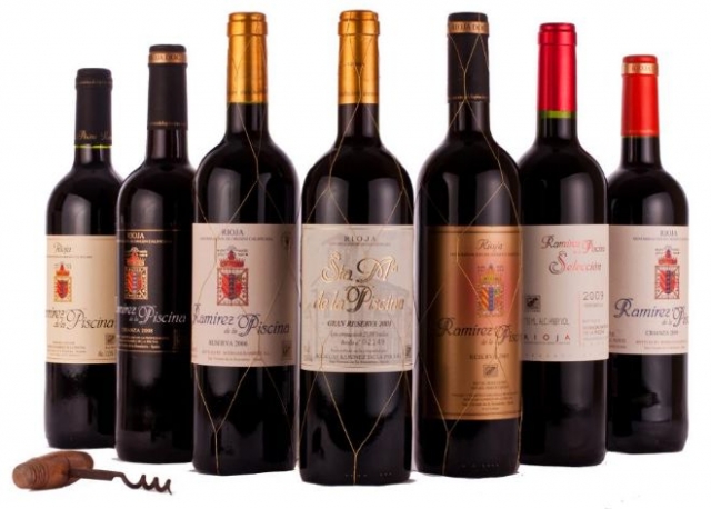 botellas de vino junto a un sacacorchos